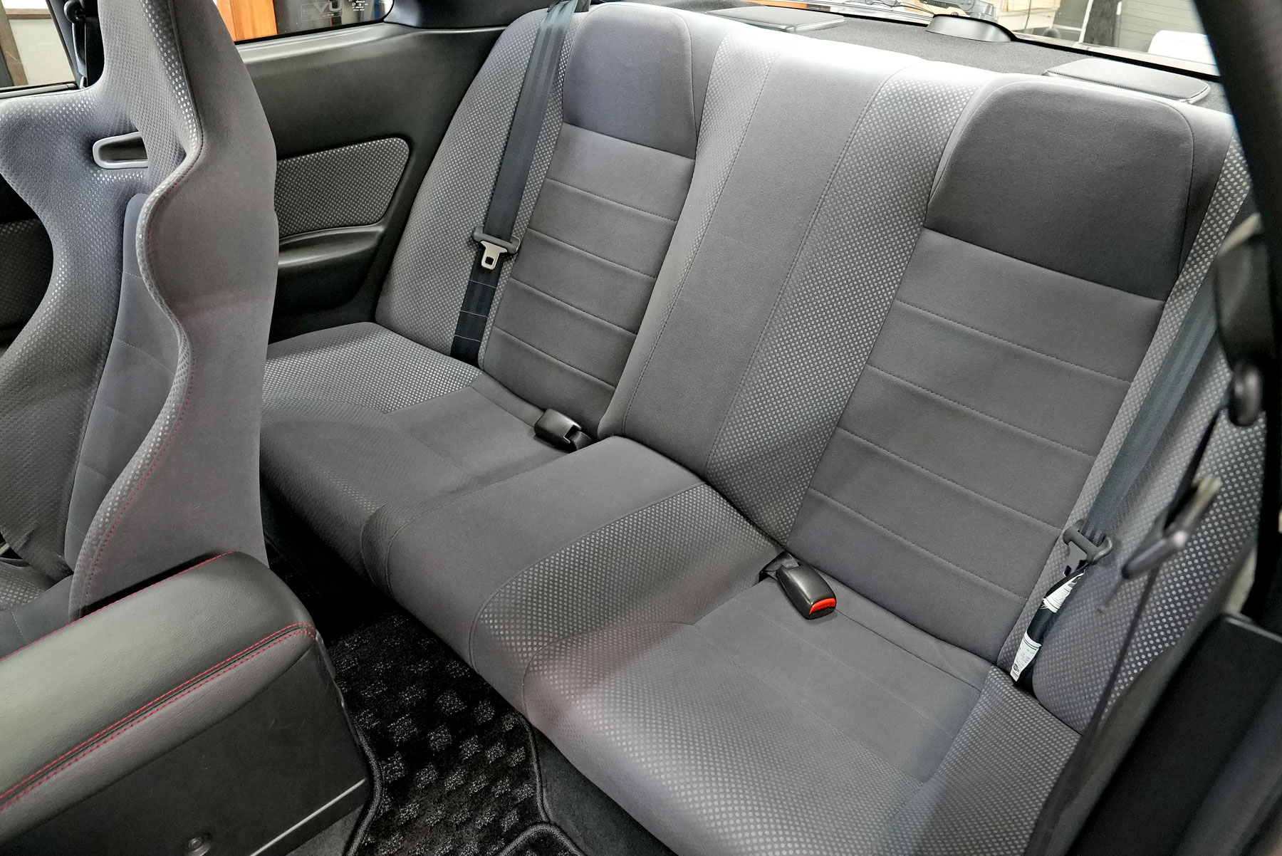 R34GT-R前期型の後部座席_GT-R専門店565