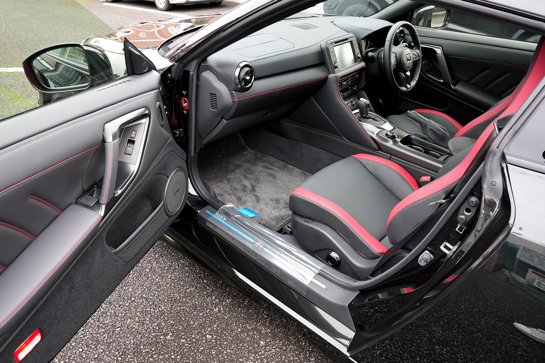 30年間で3000台以上のGT-Rを販売したスタッフが常駐しているGT-R専門店565