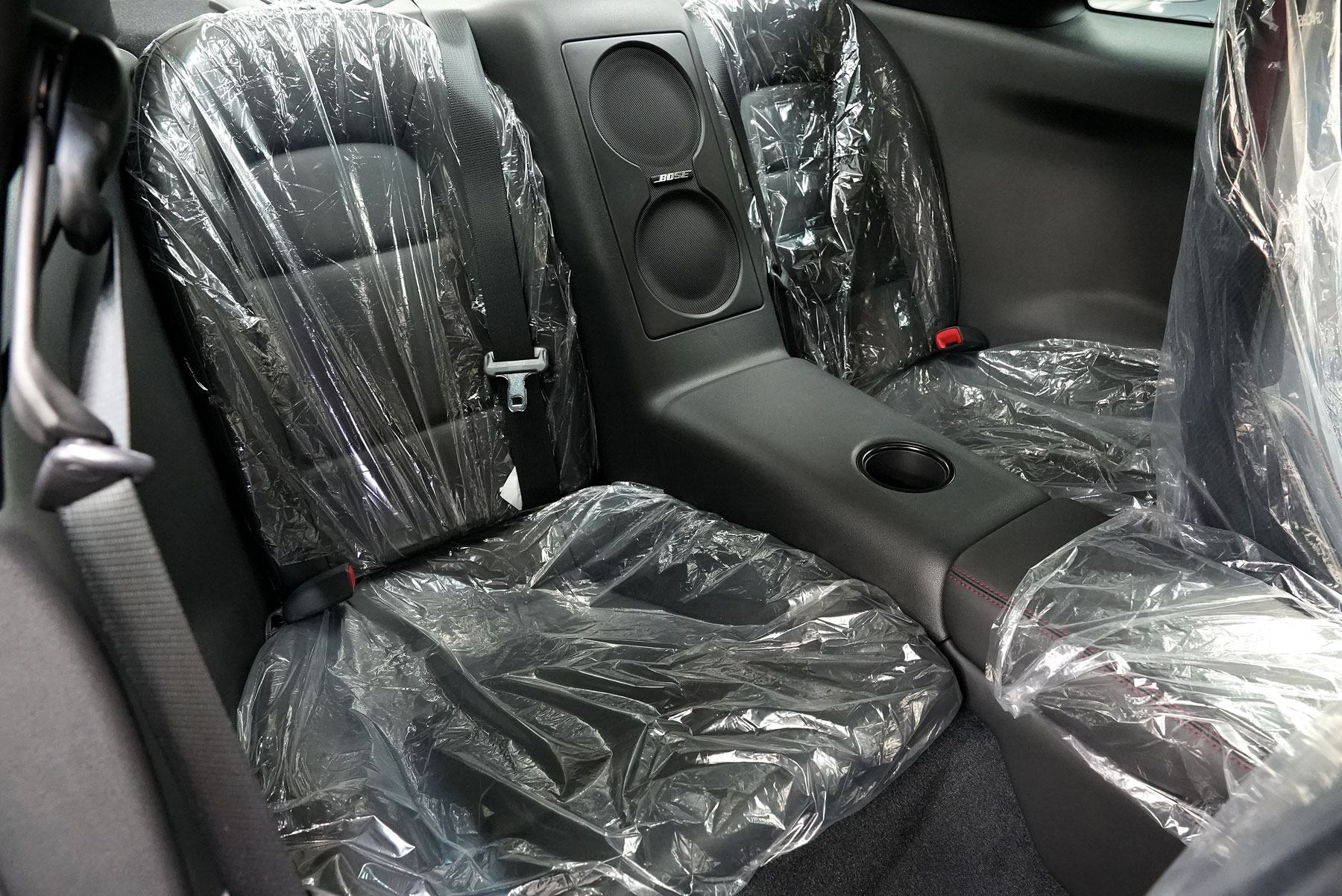 DSC09642a 日産GT-R 登録済未使用車 最終型2025年モデルのリヤシート