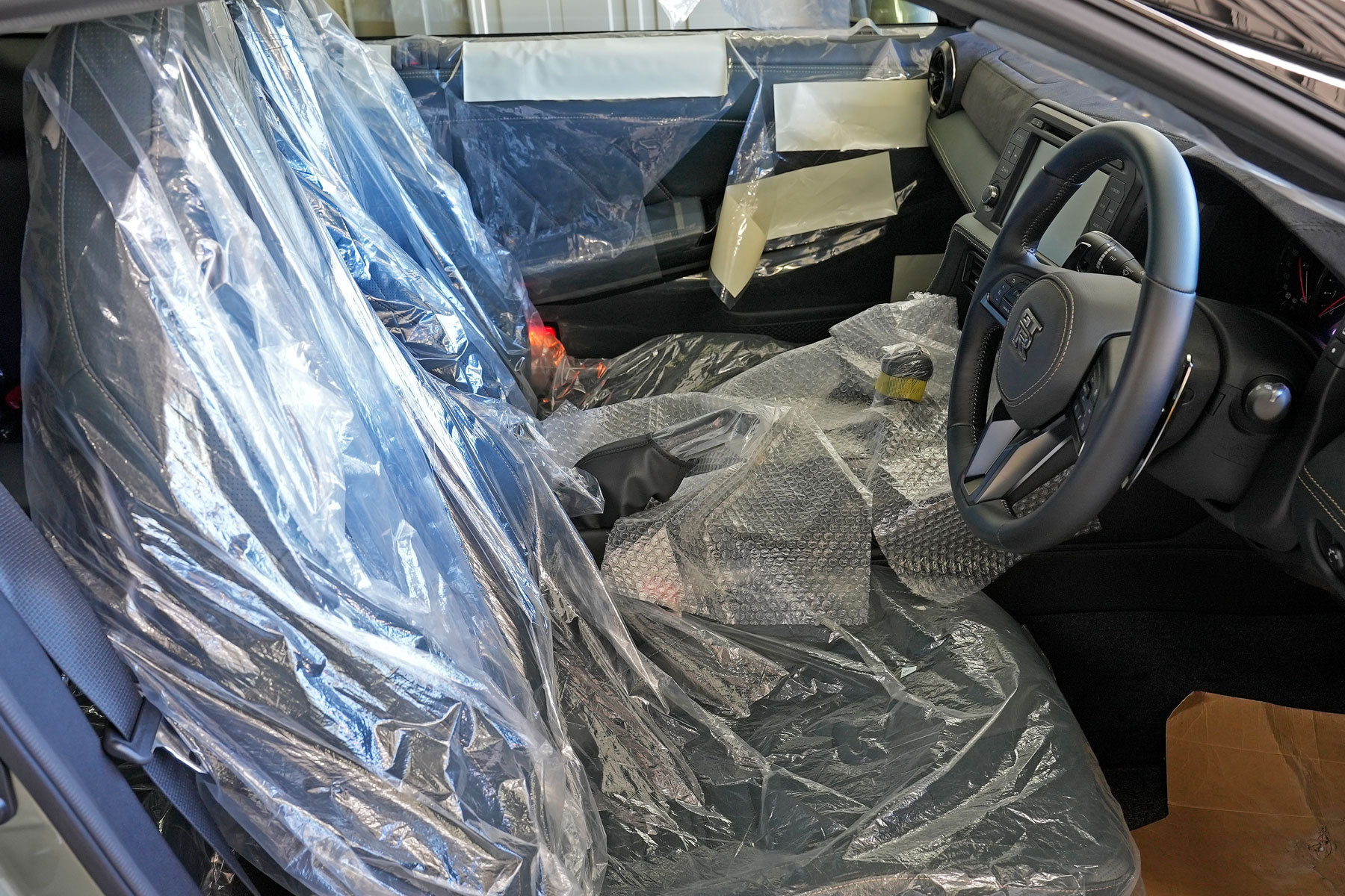 DSC00010a R35GT-RプレミアムエディションTスペック 新車時ビニール付の登録済未使用車 2025年モデル グリーン色の内装