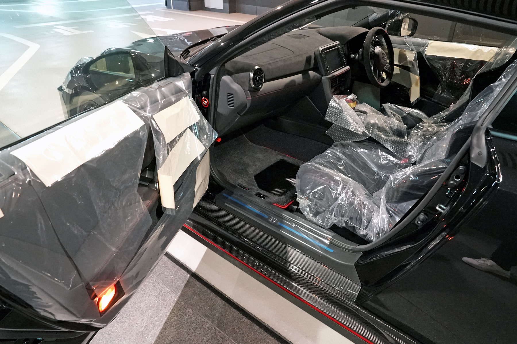 2025年式 R35GT-R NISMOスペシャルエディション 登録済未使用車で新車時ビニールが残った状態の助手席側内装画像。nismoフロアマット付