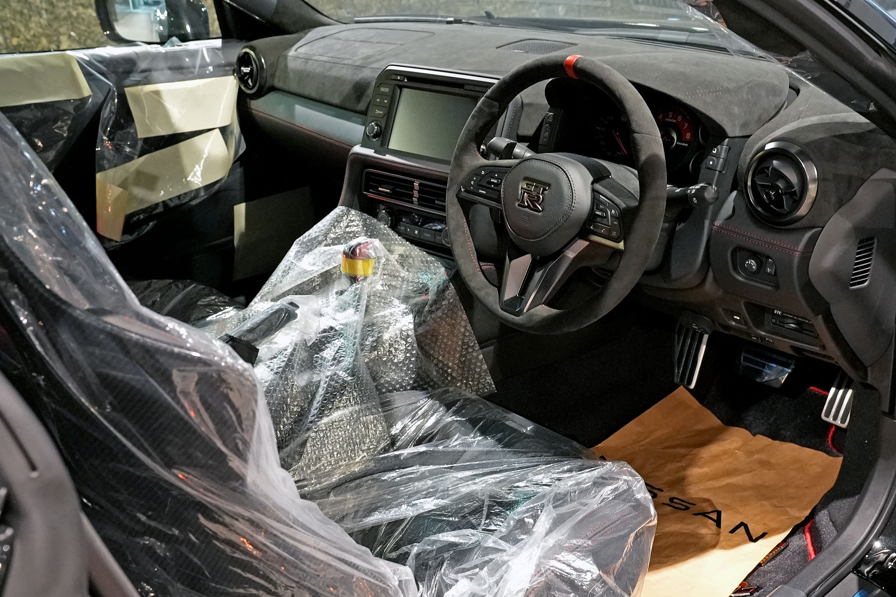 最終型2025年式 R35GT-R NISMOスペシャルエディション 登録済未使用車で新車時のビニールが残ったままの内装画像